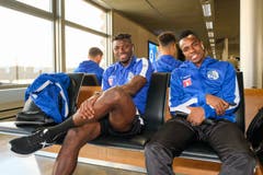 Eric Tia Chef und Ibrahima Ndiaye vor dem Abflug nach Barcelona. (Bild: Martin Meienberger/freshfocus)