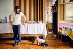 Vater Ben beobachtet seine Tochter beim Krabbeln. (Bild: Colin Frei)