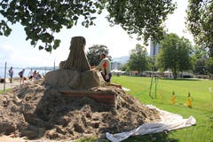 Sandkünstler arbeiten rund um die Uhr an ihren Werken. (Bild: Sheila Eggmann)