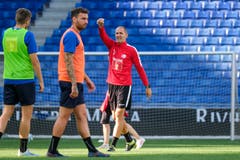 Trainer Thomas Haeberli gibt letzte Anweisungen. (Bild: Martin Meienberger/freshfocus)