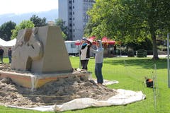 Am 21. Sandskulpturen-Festival nehmen einmal mehr Teams aus verschiedenen Ländern teil. (Bild: Sheila Eggmann)