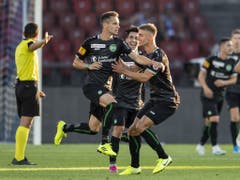 Jordi Quintilla bejubelt den Ausgleich: Er erwischt FCZ-Keeper Yanick Brecher mit seinem Freistoss (Bild: KEYSTONE/ENNIO LEANZA)