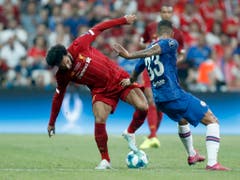 Liverpools Superstar Mohamed Salah (links) und Chelseas Verteidiger Emerson schenken sich hier nichts (Bild: KEYSTONE/AP/LEFTERIS PITARAKIS)