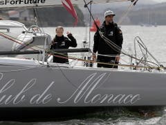 Über den Atlantik für das Weltklima: Aktivistin Greta Thunberg und Skipper Boris Herrmann winken bei der Abfahrt von der «Malizia». (Bild: KEYSTONE/EPA AP POOL/KIRSTY WIGGLESWORTH / POOL)