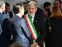 Premierminister Giuseppe Conte (links) und der Genoveser Bürgermeister Marco Bucci (rechts) an der Gedenkfeier ein Jahr nach dem Brückeneinsturz. (Bild: KEYSTONE/EPA ANSA/LUCA ZENNARO)