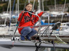 Greta Thunberg posiert in Plymouth vor der Abfahrt auf der Hochseejacht «Malizia II». (Bild: KEYSTONE/AP/KIRSTY WIGGLESWORTH)