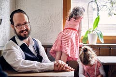 Ari Leitner mit seinen beiden Töchtern. (Bild: Colin Frei)