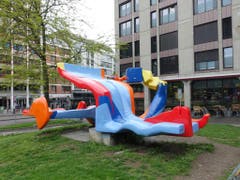 Die auf der Heuwaage aufgestellte grellbunte Skulptur «Lieu dit» von Michael Grossert löste 1976 eine heftige politische Debatte über aktuelle Kunst aus. (Bild: EinDao, Wikipedia)