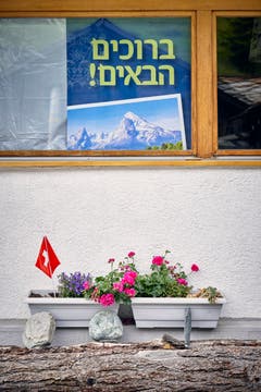 Blick auf das Hotel Dom, in dem sich jüdisch-orthodoxe Gäste einquartiert haben. (Bild: Colin Frei)