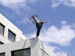 Der «Seelöwe» von Urs Cavelti auf dem Erlenmatt-Schulhaus in Basel besticht durch seinen spielerischen und nicht avantgardistischen Ansatz. (Bild: Baselkultur/Serge Hasenböhler)