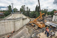 Für den Einbau der neuen Brücke bei Wangen am 19. August muss vor Ort ein 650-Tonnen-Monsterkran montiert werden.