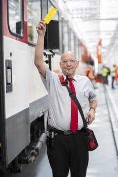 Stefan Spörri zeigt den Ablauf bei der Türschliessung. Hier wird dem Lokführer angezeigt, dass er bald losfahren kann. (Bild: Keystone/Ennio Leanza)