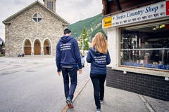 Entsprechend angeschrieben, ziehen sie durch die Strassen von Saas Grund. (Bild: Colin Frei)