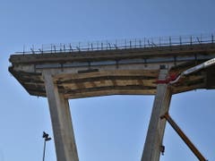 Inzwischen abgerissener Überrest der am 14. August 2018 eingestürzten Morandi-Brücke in Genua. Am Mittwoch gedachte die Stadt der Todesopfer des Brückeneinsturzes. (Bild: KEYSTONE/EPA ANSA/LUCA ZENNARO)