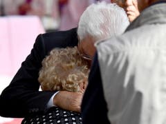 Staatspräsident Sergio Mattarella umarmt an der Feier in Genua eine trauernde Frau. (Bild: KEYSTONE/EPA ANSA/LUCA ZENNARO)