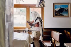 Ein Gläubiger betet im Speisesaal eines Saaser Hotels. (Bild: Colin Frei)