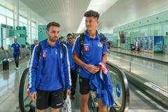 Ankunft in Barcelona: Die FCL-Spieler Francesco Margiotta, Ibrahima Ndiaye und Salah Aziz Binous im Flughafen. (Bild: Martin Meienberger/freshfocus)