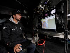 Kaum Platz unter Deck: Kapitän Boris Herrmann an den Navigationsinstrumenten im Rumpf der Renn-Jacht. (Bild: KEYSTONE/AP/KIRSTY WIGGLESWORTH)