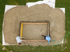 Am Wochenende starteten die Arbeiten an den Sandskulpturen in Rorschach. (Bild: Tino Dietsche)