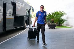 FCL-Captain Pascal Schürpf auf seinem Weg ins Hotel. (Bild: Martin Meienberger/freshfocus)