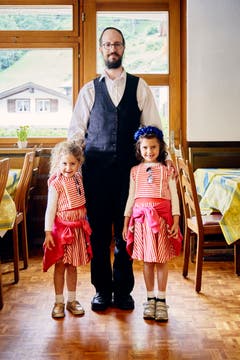 Die jüdische Familie aus Manchester hat gleich ein ganzes Hotel in Saas-Grund gemietet. (Bild: Colin Frei)