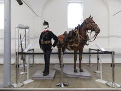 Die Uniform und die Reitausrüstung eines Füsiliers aus dem Jahr 1898 in der Ausstellung zu den Veränderungen von Waffenplatz Thun und Stadt Thun in den letzten 200 Jahren. (Bild: Keystone/PETER KLAUNZER)