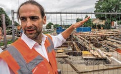 Gesamtbauleiter Matthias Neumaier zeigt den Umbau des Bahnhofs Kisslegg.