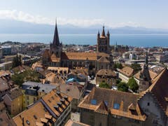 Die Kathedrale auf ein Hügel übertrohnt die Altstadt und das Seebecken. (Bild: Keystone/LEANDRE DUGGAN)