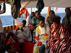 An Bord des Rettungsschiffs «Open Arms» befinden sich 147 Flüchtlinge und Migranten. (Bild: KEYSTONE/AP/FRANCISCO GENTICO)