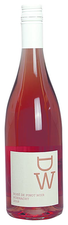 Weingut Diederik – Rosé de Pinot Noir Küsnacht 2018 AOC Zürichsee, Pinot Noir, 13,9 Vol.-%. 17.60 Fr. Die Pinot-Noir-Trauben für diesen Rosé gedeihen bei Küsnacht ideal an einer Südwestlage über dem Zürichsee. Der Wein von Michel und Patricia Diederik ist unverschämt duftig und mit klarer Fruchtaromatik – hier treffen Rosenblätter auf Erdbeerjoghurt und eine feine Würze. Im Gaumen mit voller Frucht, spürbarem Zuckerschwänzchen, mittlerer Säure und einem ziemlich langen, herb-frischen Abgang. Ein Volltreffer für jede Sommerparty. Dorthin muss man ihn aber als Magnumformat oder grösser mitbringen – die normalen Flaschen sind bereits vergriffen. www.diederik.ch Bild: Joël Gernet