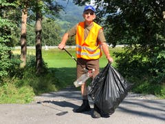 Täglich im Einsatz: Egal, wohin Paul Hobi geht, er hat stets ein Auge auf achtlos weggeworfenen Müll. (Bild: Jessica Nigg)