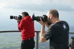 Nicolas Giovanettoni und Remo Schläpfer fotografieren auf dem Hohen Kasten. (Bild: Martin Oswald)