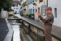 An verschiedenen Orten werden insgesamt fünf Kurzgeschichten erzählt.