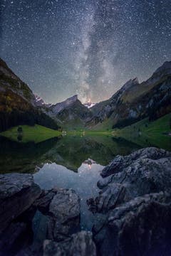Milchstrasse über dem Säntis und Seealpsee. Das Bild wurde aus zwei einzelnen Aufnahmen zusammen gesetzt, um den Helligkeitsunterschied zwischen Himmel und Landschaft auszugleichen. (Bild: Alexander Müller)
