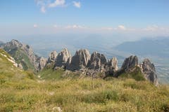 Das Foto ist auf der Wanderung Säntis-Rotsteinpass-Zwinglipass-Rosslenfirst-Sax entstanden, von Rosslenfirst mit Sicht auf Kreuzberge. (Bild: Nelly Vetsch)