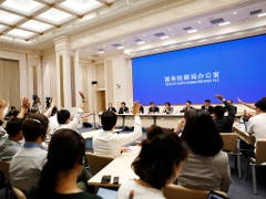 Experten geben an einer Medienkonferenz in Peking Auskunft zur Lage in der Sonderverwaltungszone Hongkong. (Bild: KEYSTONE/EPA/HOW HWEE YOUNG)