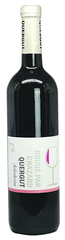 Quergut – Rouge par Hazard 2018 AOC Basel-Landschaft, Cabernet Jura, 13,5 Vol.-%. 14 Fr.- Schöner Zufall! Mit seinem «Hazard» ist Winzer Thomas Löliger ein ungewöhnlicher Wein gelungen. Eigentlich wollte er die Cabernet-Jura-Trauben aus dem Arlesheimer Steinbruch zu einem typischen Rosé keltern. Doch dann wurde der Wein wegen der ungewöhnlich vielen überreifen Beeren und einer Verzögerung beim Pressen dunkler und gehaltvoller als geplant. Zum Glück – der Wein vereint nun Power und Frische. Florale Anklänge treffen auf schwarze Beerenaromen. Dazu kommen ein schönes Säurespiel und ein ziemlich druckvoller Abgang. www.quergut.chBild: Joël Gernet
