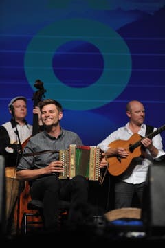 Adrian Würsch am Schwyzerörgeli mit dem Love Tree Ensemble. (Bild: Urs Hanhart)