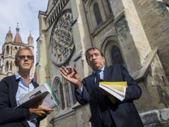 Staatsrat Pascal Broulis (r.) und Yves Golay-Fleurdelys, Präsident der Technischen Kommission, erklären vor den Medien die geplanten Restaurierungsarbeiten am bedeutendsten gotischen Bauwerk der Schweiz. (Bild: Keystone/JEAN-CHRISTOPHE BOTT)