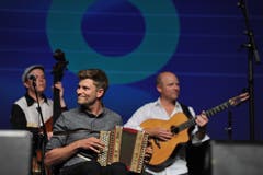 Adrian Würsch, Schwyzerörgeler, gesellte sich zum Love Tree Ensemble. (Bild: Urs Hanhart)