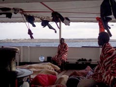 Land in Sicht: Flüchtlinge und Migranten harren auf dem Rettungsschiff von Open Arms aus. (Bild: KEYSTONE/EPA OPEN ARMS/FRANCISCO GENTICO/OPEN ARMS HANDOUT)