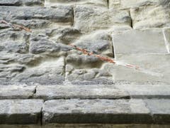 Der Zahn der Zeit nagt am Gemäuer des seit der Reformation protestantischen Gotteshauses. (Bild: Keystone/JEAN-CHRISTOPHE BOTT)