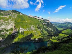 Weg von der Meglisalp nach Wasserauen mit Blick auf den Seealpsee. (Bild: Dominic Frei)