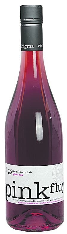 Vinigma – Pink Fluyd 2018 AOC Basel-Landschaft, Pinot Noir, 13,9 Vol.-%. 18 Fr.- Normalerweise vinifiziert Valentin Schiess seine Vinigma-Weine im Gundeli neben dem Basler Bahnhof. Nicht aber bei diesem fast kitschig leuchtenden Rosé. Dessen Pinot-Noir-Trauben kommen aus der Aescher Klus und wurden dort nach der Vision von Schiess verarbeitet. Das Resultat: Ein fruchtig-fröhlicher Wein mit ordentlich Power, der seinem Namen alle Ehre macht. Erdbeere und Himbeere dominieren Aromatik und Farbe. Die Frucht wirkt rund und reif. Und die mittelstarke Säure wird gut ergänzt durch herb-frische Aromen und eine feine Würze. Ziemlich langes Finish. www.vinigma.ch Bild: Joël Gernet