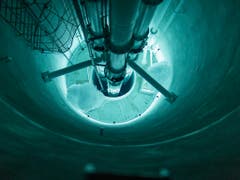 Trinkwasser, das aus Grundwasservorkommen heraufgepumpt wird, enthält oft zu viele Rückstände aus landwirtschaftlicher Tätigkeit wie Nitrate und Pestizide. (Bild: KEYSTONE/GAETAN BALLY)