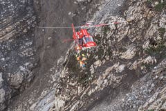 Die Bohrungen an den Felsblöcken müssen vom Helikopter aus am hängenden Seil vorgenommen werden. (Bild: Valentin Luthiger)