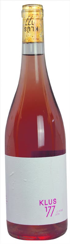Klus 177 – Le Rosé 2018 AOC Basel-Landschaft, Pinot Noir, Galotta, Mara, 13,5 Vol.-%. 16 Fr.- Diese Assemblage aus 50 Prozent Pinot Noir und je 25 Prozent Galotta und Mara wächst auf biodynamisch bewirtschafteten Rebbergen. Der Wein duftet, wie er aussieht – nach Erdbeeren und anderen roten Beeren, eine herb-frische Kräuterwürzigkeit rundet das Spektrum ab. Leicht reduktive Noten zeugen vom Ausbau auf der Feinhefe (zu einem Drittel im Barrique). Im Auftakt ist er spritzig, danach rund und rotfruchtig mit schöner Balance zwischen dezenter Restsüsse und vitaler Säure. Bis ins Finish hinein sorgt eine frische Amertume für eine schöne Struktur. www.klus177.chBild: Joël Gernet