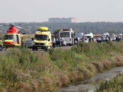Rettungsfahrzeuge und Helikopter in der Nähe des Maisfeldes, in dem der verunglückte Airbus der Ural Airlines liegt. (Bild: KEYSTONE/EPA/SERGEI ILNITSKY)