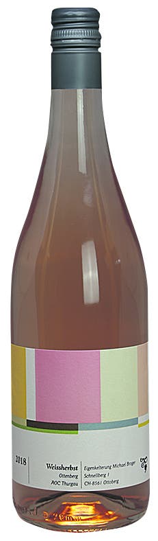 Michael Broger – Weissherbst Ottenberg 2018 AOC Thurgau, Pinot Noir, 13,8 Vol.-%. 19 Fr.- Der Ottenberg bei Frauenfeld ist bekannt für seine exzellenten Rotweine aus Pinot Noir. Michael Brogers Weissherbst ist die Light-Version dieser Exemplare. Im Seignée-Verfahren gewonnen aus dem Ablaufsaft des Rotweins, präsentiert er sich in einem hellen zarten Lachsrosa. Der Schein trügt – der Wein ist eine Wucht. Neben Beerenfrucht sorgen würzig-süssliche Aromen für Verblüffung. Etwa Karamell oder in Speck gebackene Dörrzwetschgen. Im Gaumen sorgt eine straffe Säure für Spannung. Der Rosé aus dem Barrique passt perfekt zu Grilladen. www.broger-weinbau.ch Bild: Joël Gernet