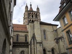 Der Westturm der Kathedrale, genannt «la tour inachevée» (der nicht fertiggestellte Turm), soll zwischen 2024 und 2029 renoviert werden. (Bild: Keystone/JEAN-CHRISTOPHE BOTT)